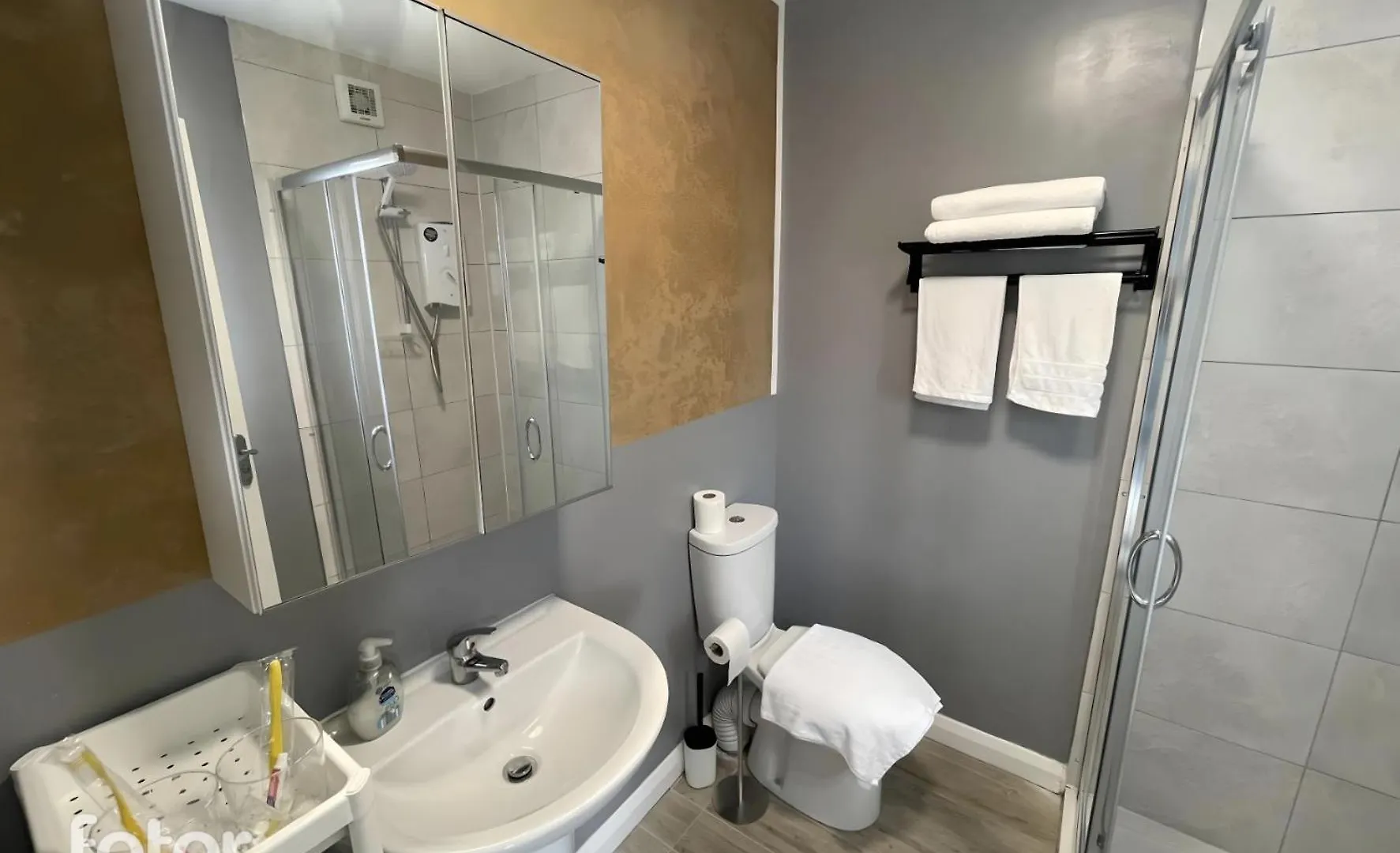 Leitrim Property 코크 게스트하우스